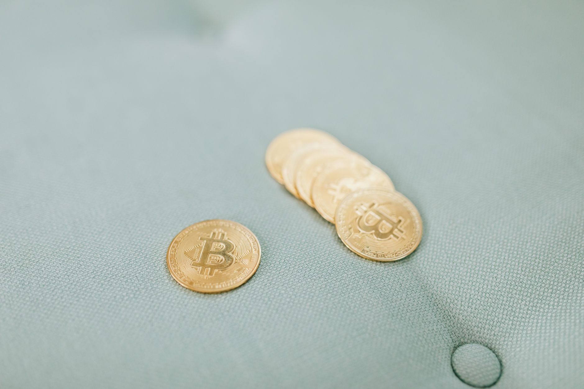 Faut-il investir dans l&rsquo;or et le bitcoin : une combinaison gagnante ?