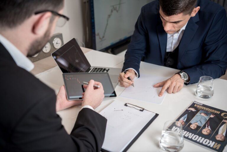 Comment investir dans les actions en ligne : conseils pratiques ?