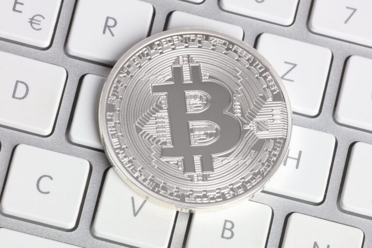 Crypto-actifs : vérifier le statut PSCA avant d’investir